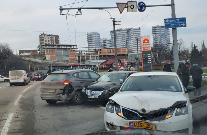 Dimineata cu ghinion pentru o soferita. I-a cedat frana de la masina si a provocat un accident in lant, pe o strada din capitala. O persoana s-a ales cu traume Dimineata cu ghinion pentru o soferita. I-a cedat frana de la masina si a provocat un accident in lant, pe o strada din capitala. O persoana s-a ales cu traume