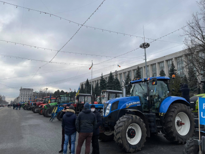 Agricultorii continua protestul si se aduna langa tractoarele parcate in fata guvernului - GALERIE FOTO Agricultorii continua protestul si se aduna langa tractoarele parcate in fata guvernului - GALERIE FOTO