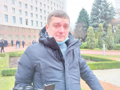 Un cameraman PRO TV -  stropit cu gaze lacrimogene la protestul agricultorilor - FOTO