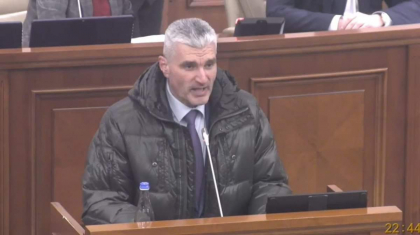 Alexandru Slusari la sedinta nocturna a Parlamentului: "Toata Prostitutia politica o sa fie taxata. Voi sunteti rusinea RM" Alexandru Slusari la sedinta nocturna a Parlamentului: "Toata Prostitutia politica o sa fie taxata. Voi sunteti rusinea RM"