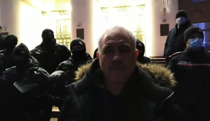 Agricultorii - in fata Parlamentului si la aceasta ora. Ce spun dupa ce Greceanii a anuntat ca a incheiat sesiunea: “Putem sta pana la primavara aici, de maine deputatii pleaca in vacanta. Pe ei nu-i intereseaza. Ei au bani de vacanta, noi nu avem cu ce achita comunalele” - VIDEO