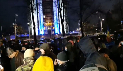 Spiritele din fata Parlamentului s-au potolit. Agricultorii anunta ca maine vor reveni pentru a protesta Spiritele din fata Parlamentului s-au potolit. Agricultorii anunta ca maine vor reveni pentru a protesta