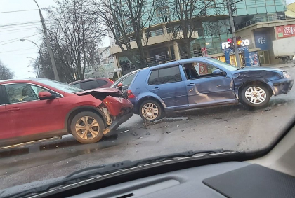 Accident matinal in capitala. Doua automobile s-au ciocnit puternic - FOTO