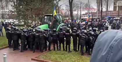Politia: "Protestul se desfasoara cu grave incalcari a ordinii publice" Politia: "Protestul se desfasoara cu grave incalcari a ordinii publice"