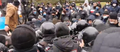 Altercatii la Parlament. Zeci de mascati au inconjurat cladirea, iar protestatarii au fost stropiti cu gaze lacrimogene - FOTO/VIDEO