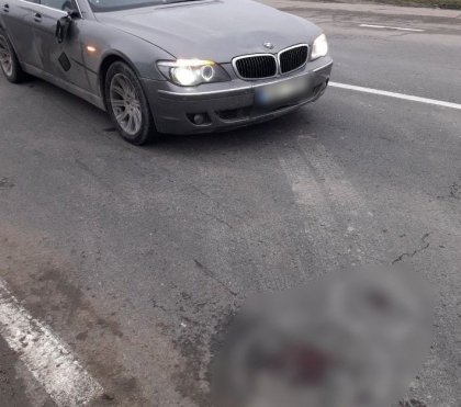 Un barbat se zbate intre viata si moarte, dupa ce a fost lovit in plin de un BMW, la Calarasi - FOTO
