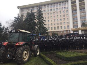 PLDM condamna lipsa reactiei din partea Guvernului privind protestul agricultorilor din centrul capitalei: "Intr-un stat de drept, asemenea situatii tensionate sunt transate la masa de dialog, si nu prin lupte de strada"