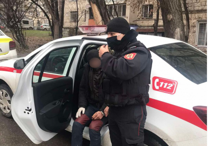 Un tanar, care se comporta suspect, retinut cu droguri in buzunare pe o strada din capitala - GALERIE FOTO Un tanar, care se comporta suspect, retinut cu droguri in buzunare pe o strada din capitala - GALERIE FOTO