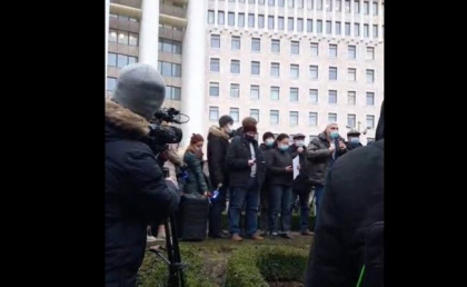 Alexandru Slusari, in fata protestatarilor: "Am vazut niste exemple grase ale prostitutiei politice Dodon - Sor - Plahotniuc. Sa nu credeti ca n-au fost urmele lui Plahotniuc" 