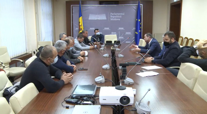 LIVE. Negocieri ale fractiunilor parlamentare cu protestatarii