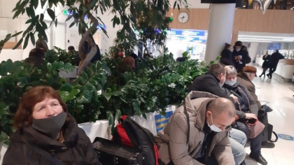 Zeci de pasageri, blocati pe Aeroportul Chisinau. Acestia se plang ca le-a fost anulat zborul spre Moscova. Reactia companiei - FOTO Zeci de pasageri, blocati pe Aeroportul Chisinau. Acestia se plang ca le-a fost anulat zborul spre Moscova. Reactia companiei - FOTO