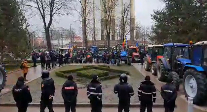 Protestul agricultorilor continua si astazi in fata Parlamentului. La manifestatie s-au adunat si transportatorii - VIDEO