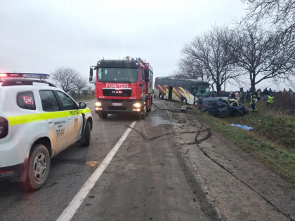 Un autocar plin cu pasageri s-a ciocnit violent cu un automobil, la Edinet. Doua persoane au murit - FOTO Un autocar plin cu pasageri s-a ciocnit violent cu un automobil, la Edinet. Doua persoane au murit - FOTO