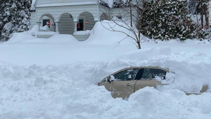 Un barbat din SUA a ramas blocat timp de 10 ore, dupa ce masina i-a fost ingropata 4 metri in zapada Un barbat din SUA a ramas blocat timp de 10 ore, dupa ce masina i-a fost ingropata 4 metri in zapada