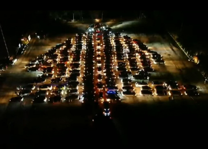 Flashmob in Moldova. Mai multi soferi au format cu masinile un brad urias - VIDEO Flashmob in Moldova. Mai multi soferi au format cu masinile un brad urias - VIDEO