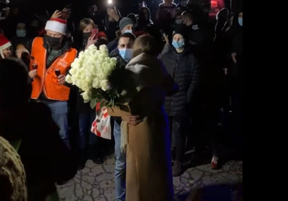 A spus DA in mijlocul a zeci de masini. Cerere in casatorie inedita la flashmob-ul organizat ieri de catre automobilisti - VIDEO