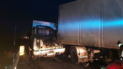Doua TIR-uri s-au ciocnit frontal pe un pod din Calarasi. Un sofer- transportat la spital. Ce spune politia - GALERIE FOTO