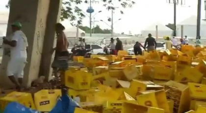 Un TIR cu bere s-a rasturnat pe marginea drumului in Brazilia. Zeci de oameni au inceput sa fure marfa