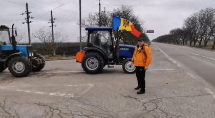 Fermierii din Tudora pornesc spre Parlament. Agricultor: "Saracia ne-a scos in strada" - VIDEO Fermierii din Tudora pornesc spre Parlament. Agricultor: "Saracia ne-a scos in strada" - VIDEO