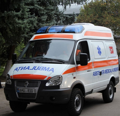 Un barbat din capitala a ajuns la spital, dupa ce a sarit de la etajul trei al blocului in care locuia
