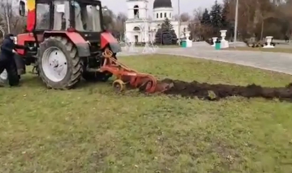 Reactia lui Ion Ceban, dupa ce un agricultor a inceput sa are cu tractorul in Scuarul Catedralei