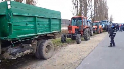 Si fermierii din Leuseni s-au alaturat protestului. Zeci de tractoare s-au parcat pe drum - VIDEO Si fermierii din Leuseni s-au alaturat protestului. Zeci de tractoare s-au parcat pe drum - VIDEO