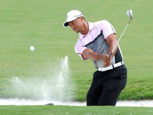 Golf in familie. Celebrul sportiv Tiger Woods a participat in premiera la un turneu cu fiul sau, Charlie Golf in familie. Celebrul sportiv Tiger Woods a participat in premiera la un turneu cu fiul sau, Charlie