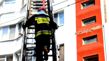Un barbat din Ungheni - transportat la spital cu arsuri de gradul I si II din cauza unei tigari nestinse. Apartamentul in care se afla a luat foc. Patru persoane, printre care trei copii - evacuati Un barbat din Ungheni - transportat la spital cu arsuri de gradul I si II din cauza unei tigari nestinse. Apartamentul in care se afla a luat foc. Patru persoane, printre care trei copii - evacuati