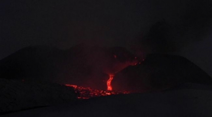 Etna a erupt din nou. Exploziile au aruncat in aer bucati uriase de stanca Etna a erupt din nou. Exploziile au aruncat in aer bucati uriase de stanca