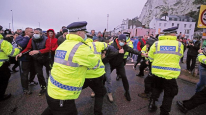 Haos la granita Marii Britanii cu UE. Soferii de TIR s-au incaierat cu politistii britanici dupa ce au stat ore in sir in cozi Haos la granita Marii Britanii cu UE. Soferii de TIR s-au incaierat cu politistii britanici dupa ce au stat ore in sir in cozi
