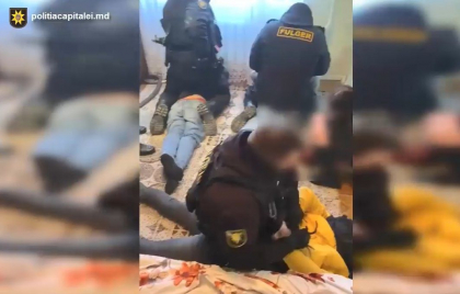 O tanara, tinuta cu forta intr-un apartament de catre trei indivizi beti. Momentul in care faptasii sunt incatusati de politisti. Ce risca acestia - VIDEO O tanara, tinuta cu forta intr-un apartament de catre trei indivizi beti. Momentul in care faptasii sunt incatusati de politisti. Ce risca acestia - VIDEO