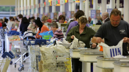 Un lant de hipermarketuri din Marea Britanie a inceput sa rationalizeze mai multe produse, printre care sapunul si hartia igienica Un lant de hipermarketuri din Marea Britanie a inceput sa rationalizeze mai multe produse, printre care sapunul si hartia igienica