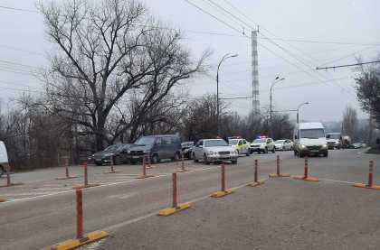 Accident in lant pe o strada din capitala. Trei automobile s-au ciocnit puternic. Ce spune politia Accident in lant pe o strada din capitala. Trei automobile s-au ciocnit puternic. Ce spune politia