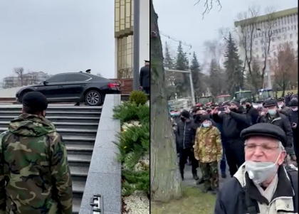Momentul in care Igor Dodon pleaca de la Presedintie. Fostul sef al statului, huiduit de oameni: "Lasa masina si pe jos" - GALERIE VIDEO