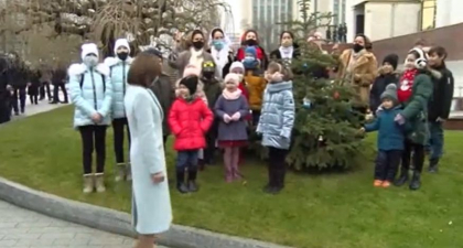 Pe Maia Sandu o colinda copiii in fata Presedintiei. Ea a fost intampinata de zeci de oameni, dupa ce a preluat fotoliul de presedinte de la Igor Dodon - VIDEO