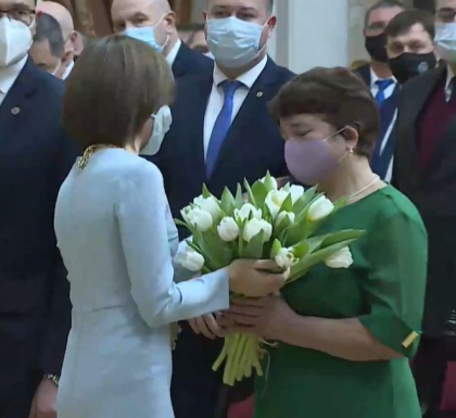 Moment emotionant. Maia Sandu ii inmaneaza flori mamei sale dupa ce a fost investita in calitate de presedinte al Republicii Moldova Moment emotionant. Maia Sandu ii inmaneaza flori mamei sale dupa ce a fost investita in calitate de presedinte al Republicii Moldova