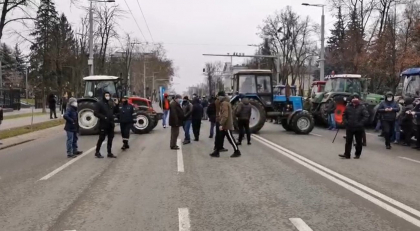 Agricultorii au continuat sa protesteze in fata Guvernului. Acestia au blocat accesul pe bulevardul Stefan cel Mare - GALERIE FOTO/VIDEO