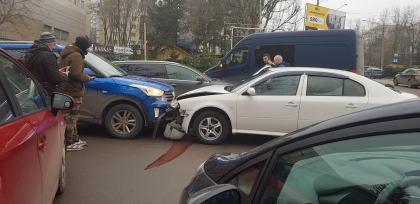 Accident in lant pe o strada din capitala. Unul dintre soferi a avut nevoie de ingrijiri medicale - GALERIE FOTO