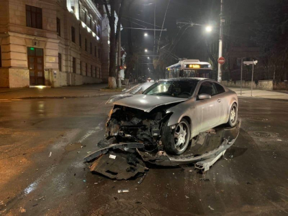 Un automobil de lux - facut zob, dupa ce s-a ciocnit cu un Volkswagen, pe o strada din capitala. Ce spune politia - GALERIE FOTO Un automobil de lux - facut zob, dupa ce s-a ciocnit cu un Volkswagen, pe o strada din capitala. Ce spune politia - GALERIE FOTO