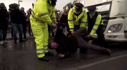 Londra trimite alti 800 de militari pentru a ajuta la deblocarea cozilor de camioane la Dover Londra trimite alti 800 de militari pentru a ajuta la deblocarea cozilor de camioane la Dover