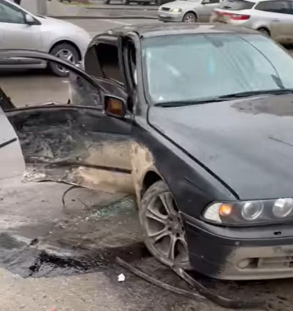 Trei masini avariate, dupa ce s-au ciocnit la o intersectie din capitala. Un pasager - transportat la spital - FOTO/VIDEO