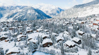 Sute de turisti britanici plasati in carantina intr-o statiune de schi din Elvetia au fugit din hotelurile unde erau izolati