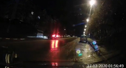 Accident in capitala. Momentul in care un automobil se izbeste puternic in alte masini parcate - VIDEO Accident in capitala. Momentul in care un automobil se izbeste puternic in alte masini parcate - VIDEO