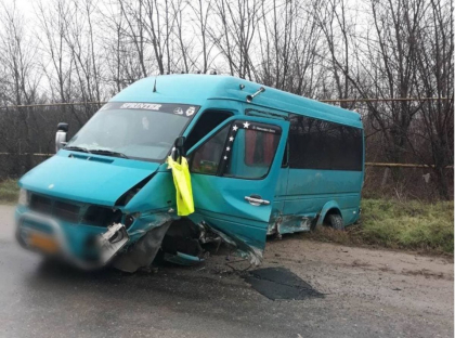 Grav accident la Anenii Noi. Un Mercedes s-a lovit cu un microbuz de ruta - GALERIE FOTO/VIDEO Grav accident la Anenii Noi. Un Mercedes s-a lovit cu un microbuz de ruta - GALERIE FOTO/VIDEO