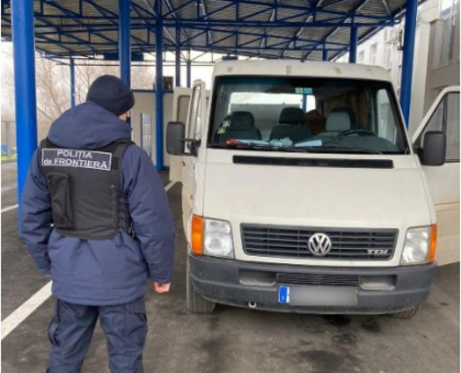 Un tanar din Nisporeni, prins la frontiera cu un certificat de inmatriculare fals. Unde se indrepta acesta si ce risca acum Un tanar din Nisporeni, prins la frontiera cu un certificat de inmatriculare fals. Unde se indrepta acesta si ce risca acum