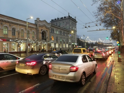 Infotrafic: Pe mai multe strazi din capitala se circula cu dificultate. Iata care sunt acestea Infotrafic: Pe mai multe strazi din capitala se circula cu dificultate. Iata care sunt acestea