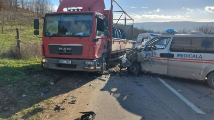 Grav accident la Calarasi. Patru persoane au ajuns la spital, dupa ce o ambulanta si un camion s-au ciocnit puternic - GALERIE FOTO Grav accident la Calarasi. Patru persoane au ajuns la spital, dupa ce o ambulanta si un camion s-au ciocnit puternic - GALERIE FOTO