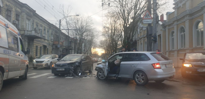 Accident matinal pe o strada din capitala. Trei automobile s-au lovit puternic Accident matinal pe o strada din capitala. Trei automobile s-au lovit puternic