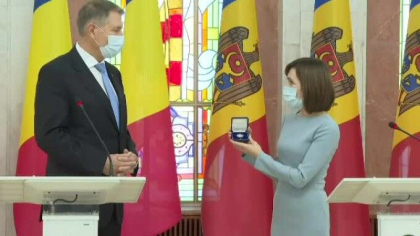 Maia Sandu i-a facut un cadou simbolic presedintelui Romaniei - FOTO
