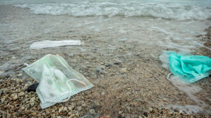 Peste 1,5 miliarde de masti sanitare vor ajunge in oceanele lumii. Va fi nevoie de pana la 450 de ani pentru a se descompune (raport) Peste 1,5 miliarde de masti sanitare vor ajunge in oceanele lumii. Va fi nevoie de pana la 450 de ani pentru a se descompune (raport)